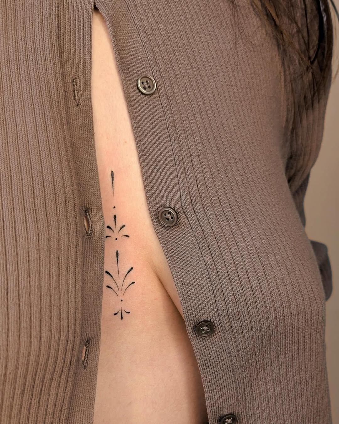 Tatouage Ornements géométriques et floraux — chrysantheme.tattoo