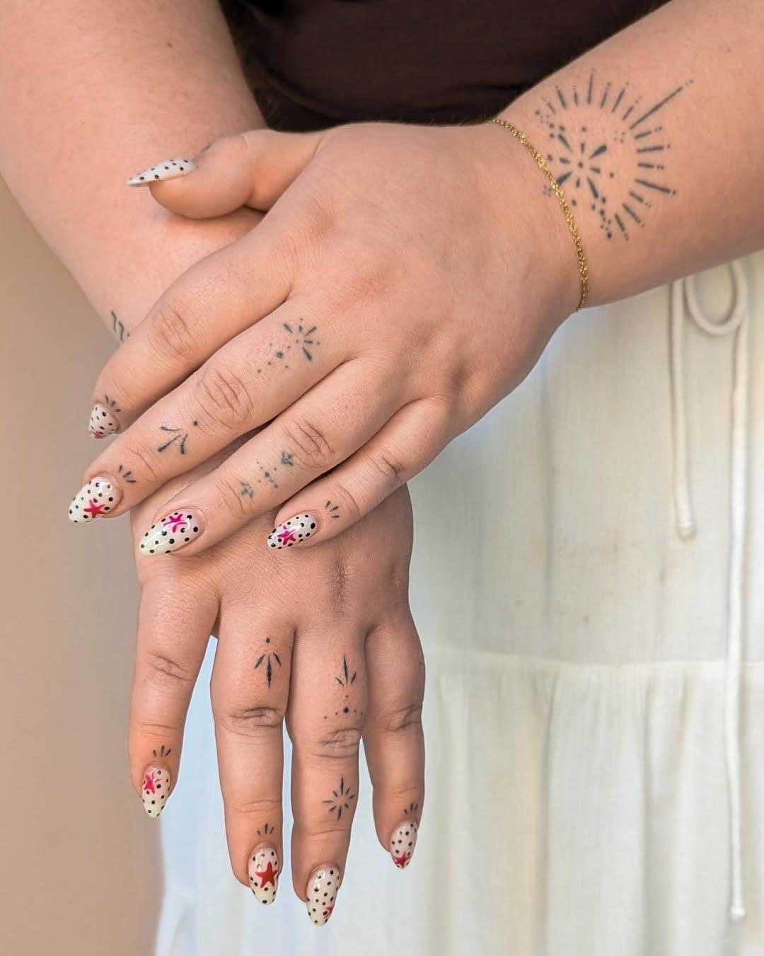 Tatouage Ornements aux doigts et poignet — chrysantheme.tattoo