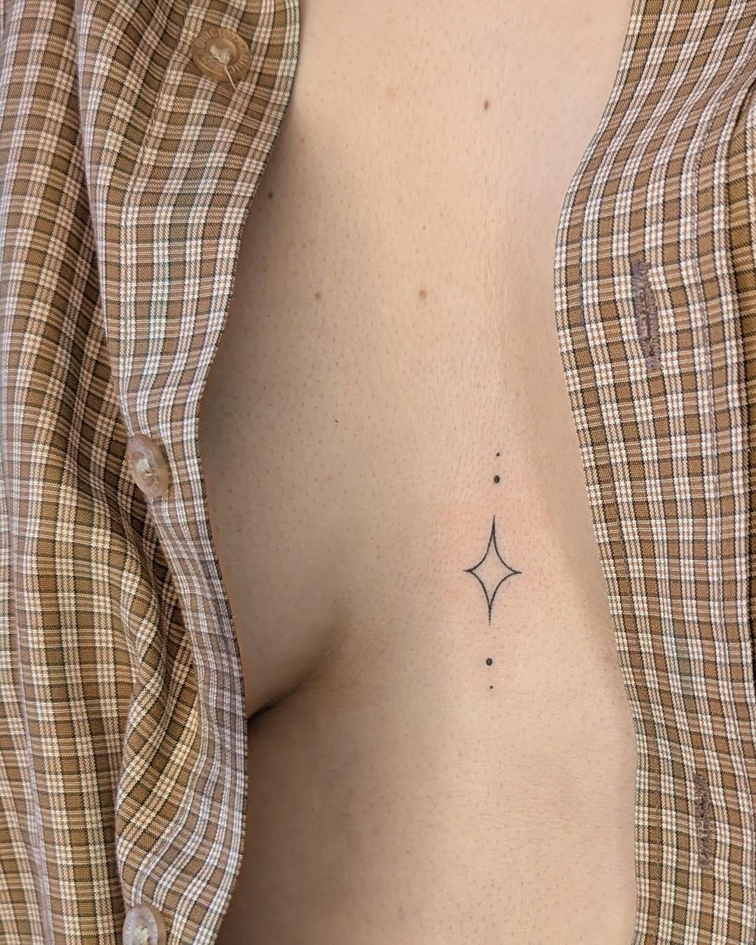 Tatouage Etoile minimaliste — chrysantheme.tattoo