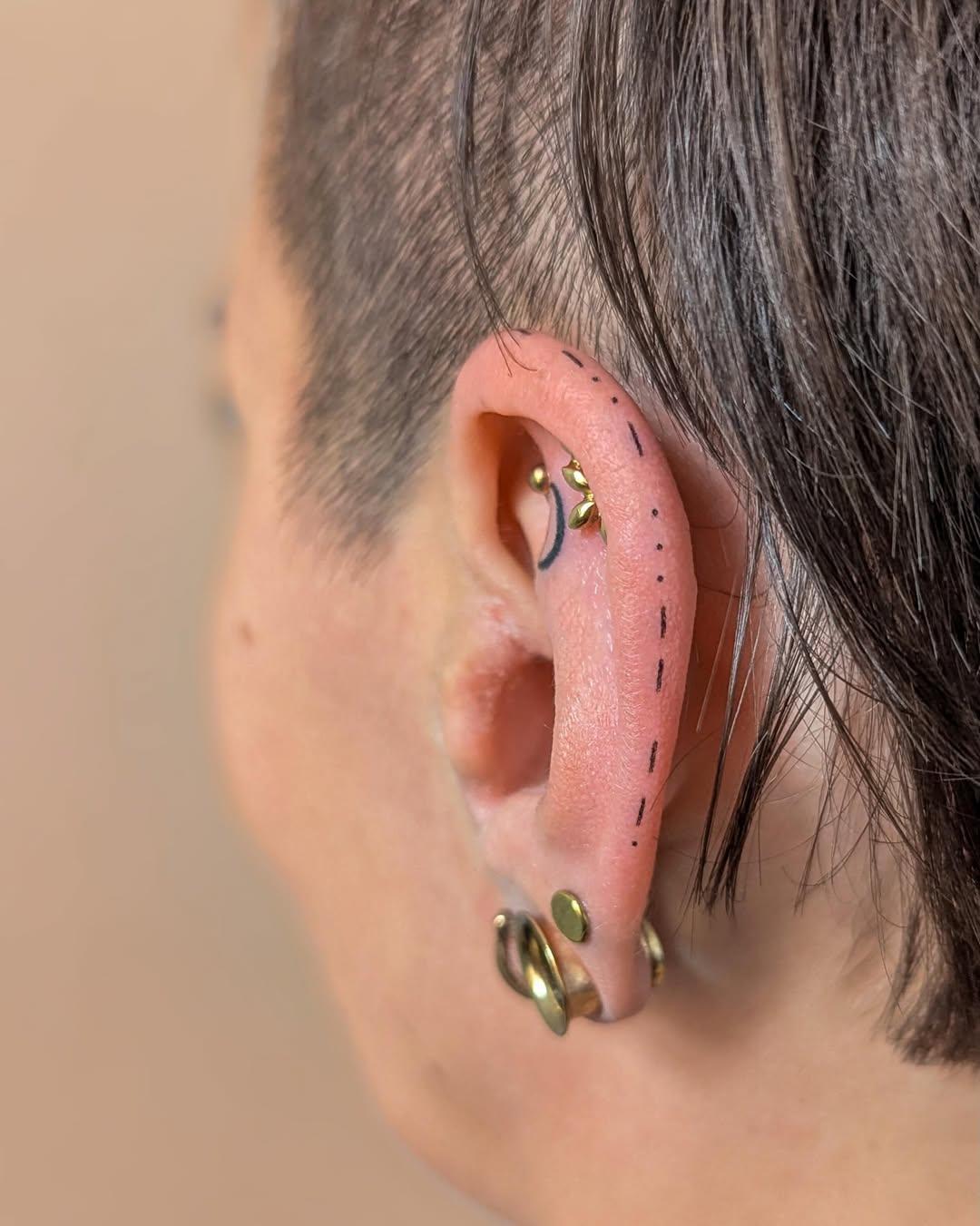 Tatouage Ornements à l'oreille — chrysantheme.tattoo