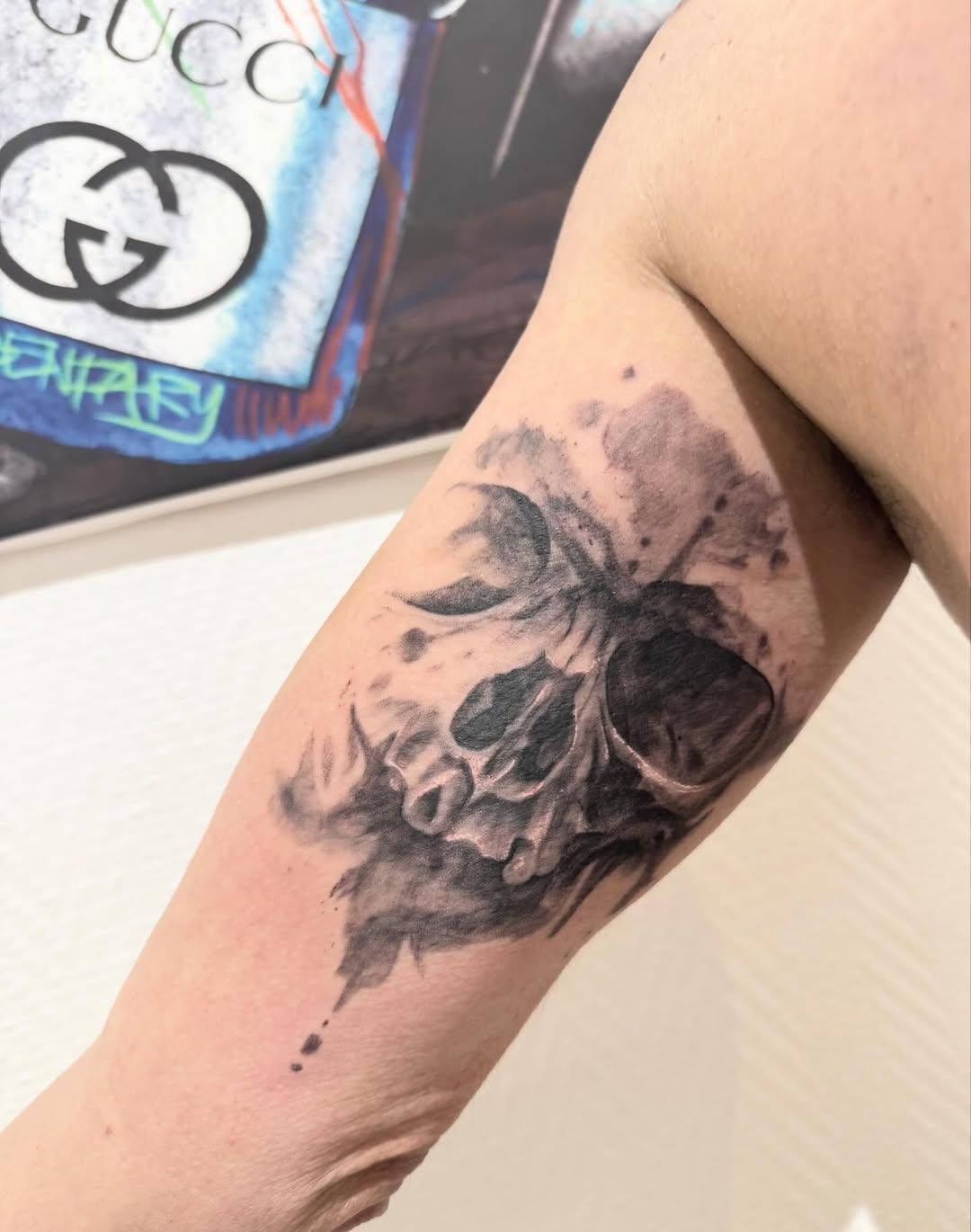 Tatouage Tête de mort abstraite — sailorinkstudio