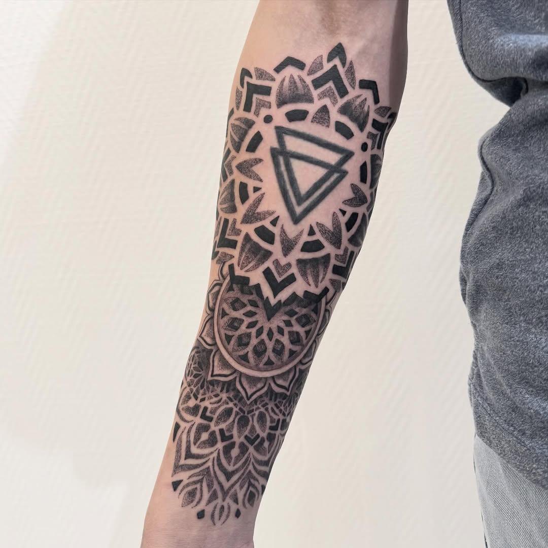 Tatouage Mandala dotwork — sailorinkstudio