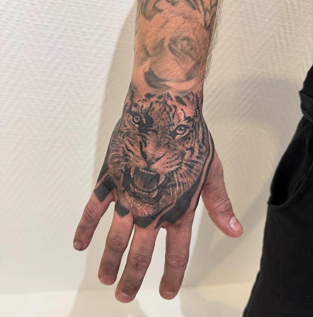Tatouage Tête de chat — sailorinkstudio