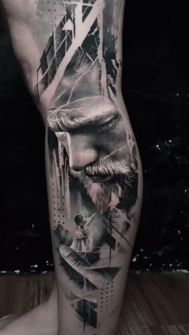 Tatouage Portrait homme jambe réalisme abstrait — padawan.tattooartist