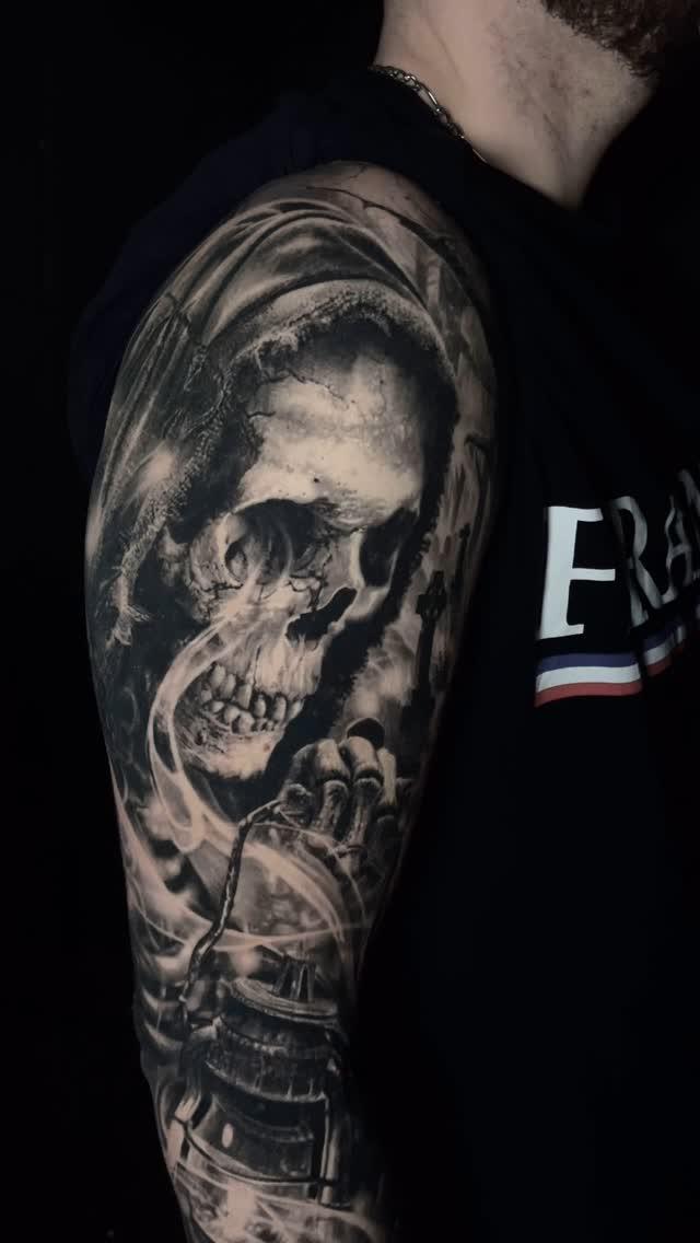 Tatouage Faucheuse crâne noir et gris — padawan.tattooartist