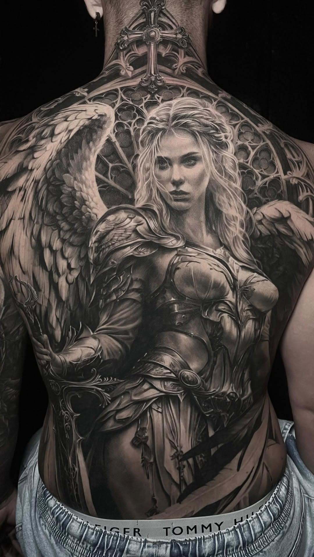 Tatouage Archange complet dos réaliste — padawan.tattooartist