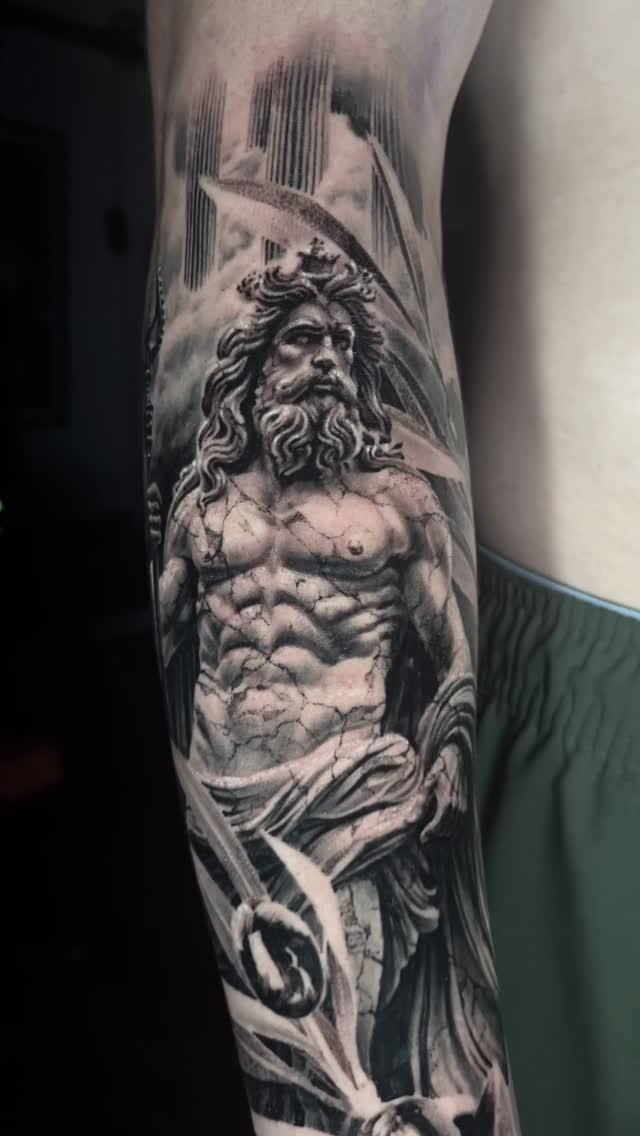 Tatouage Poseidon statue réalisme — padawan.tattooartist