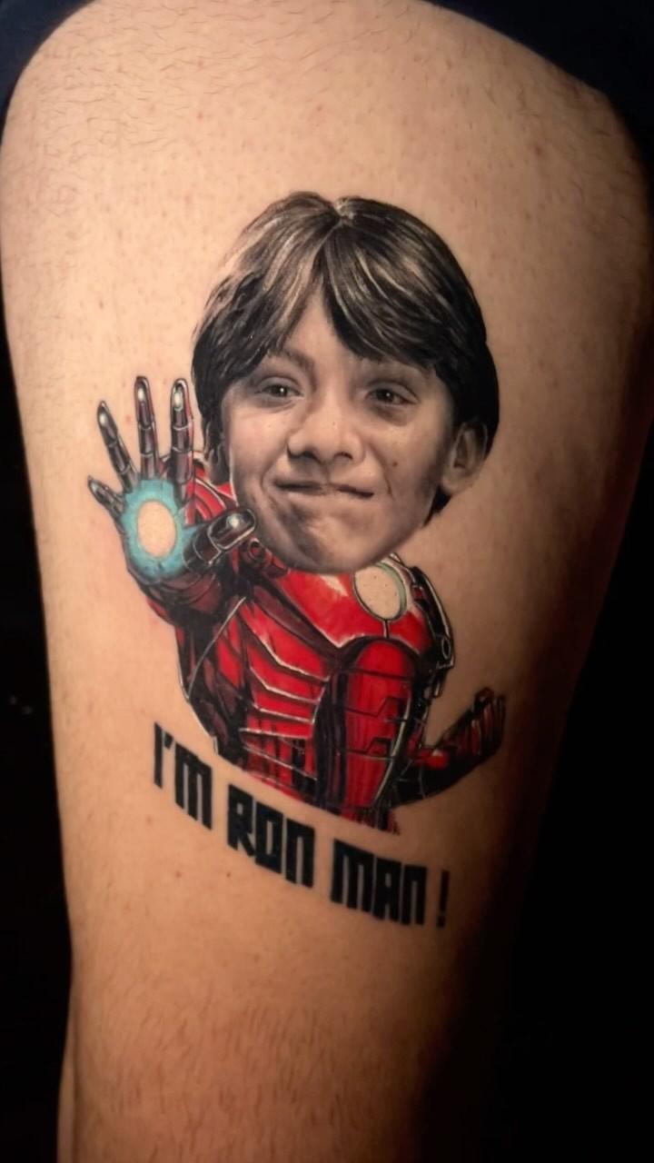 Tatouage Iron Man portrait couleur jeu de mots — padawan.tattooartist