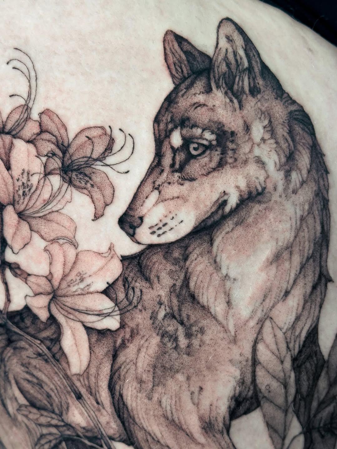 Tatouage loup et azalea — aspectgraphite