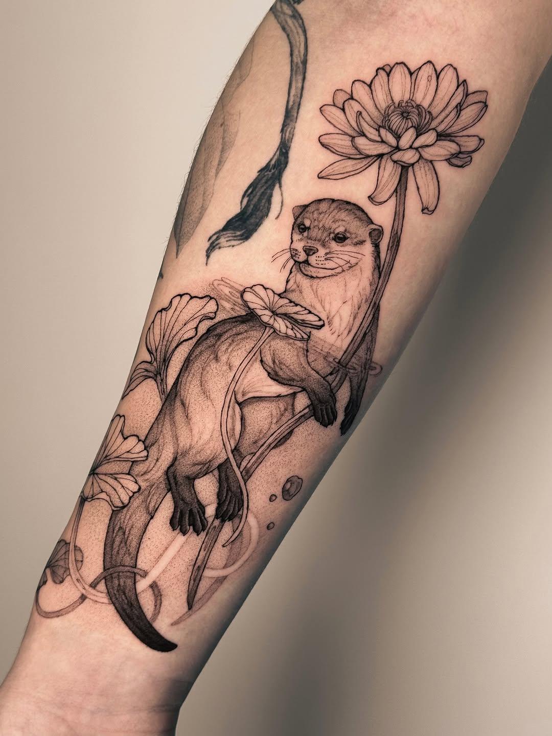 Tatouage loutre et lotus — aspectgraphite