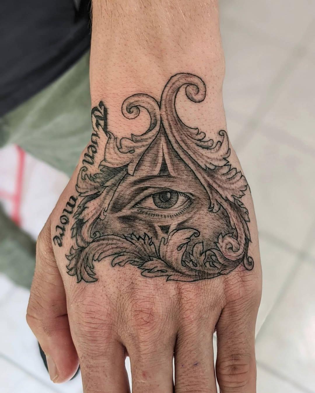 Tatouage Oeil main ornement — boobaxtattoo
