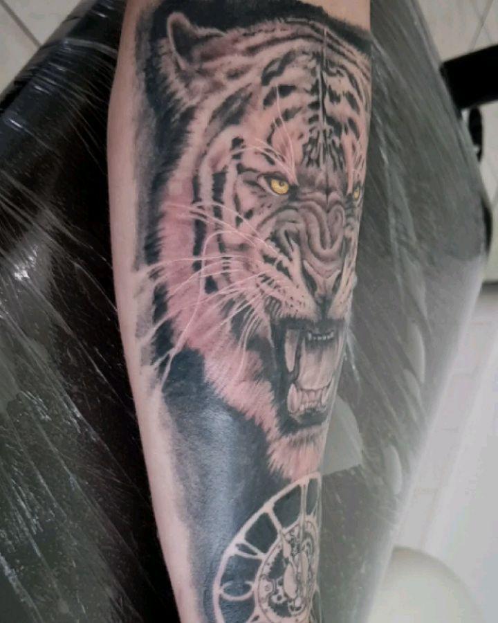 Tatouage Tigre horloge avant-bras — boobaxtattoo
