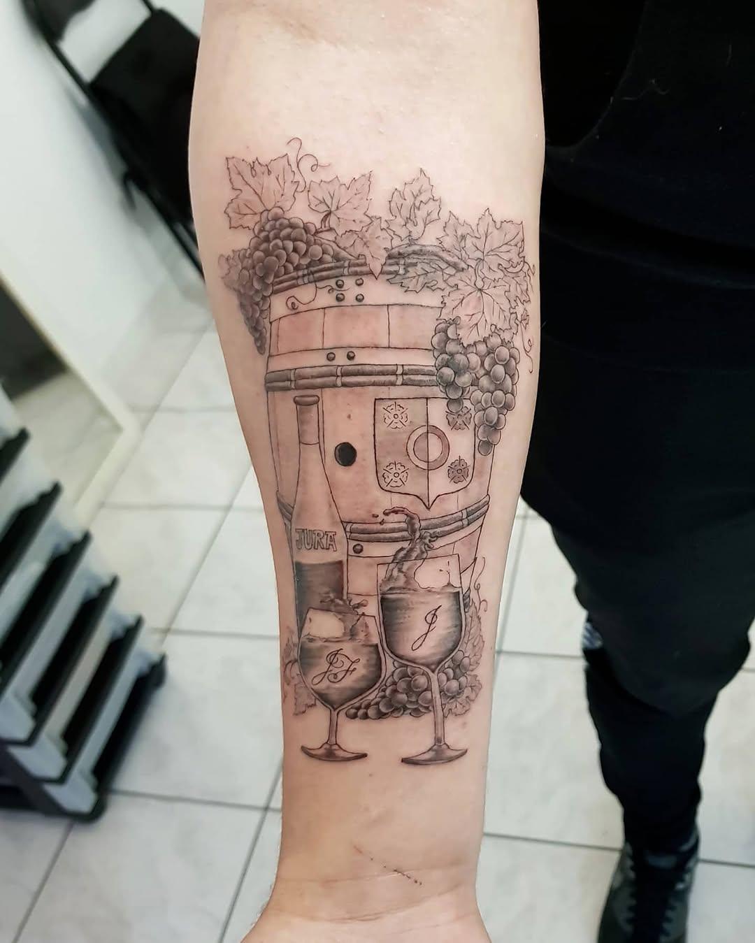 Tatouage Bouteille vin Jura raisin — boobaxtattoo