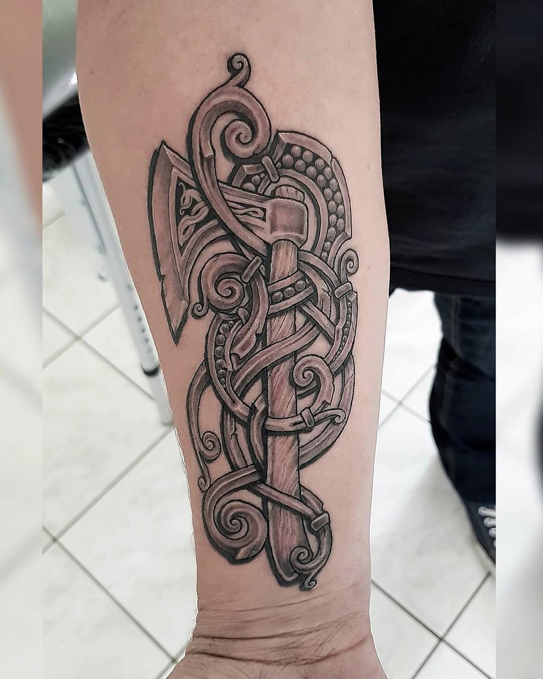 Tatouage Hache viking celtique — boobaxtattoo