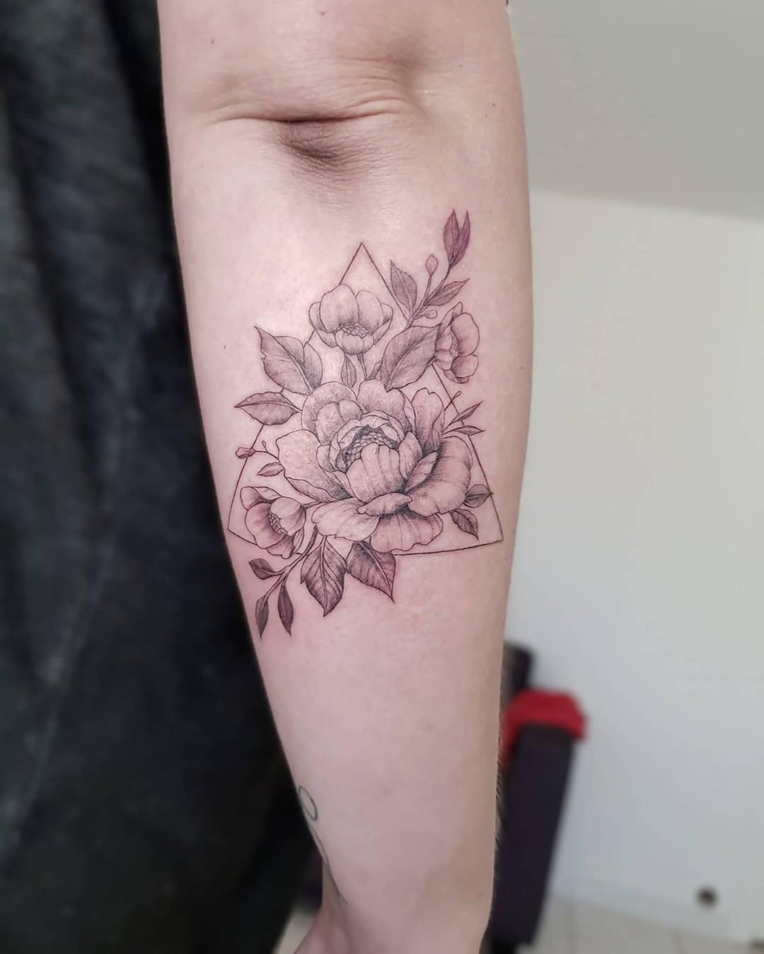 Tatouage Pivoine géométrique — boobaxtattoo