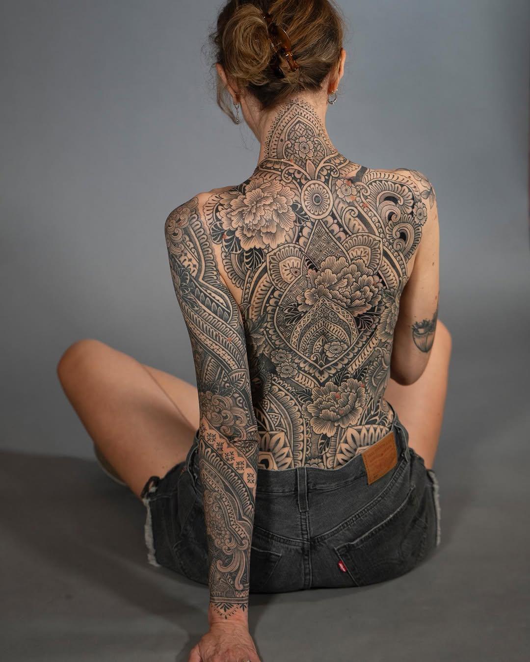 Tatouage Dos et bras ornementaux — dino_vallely