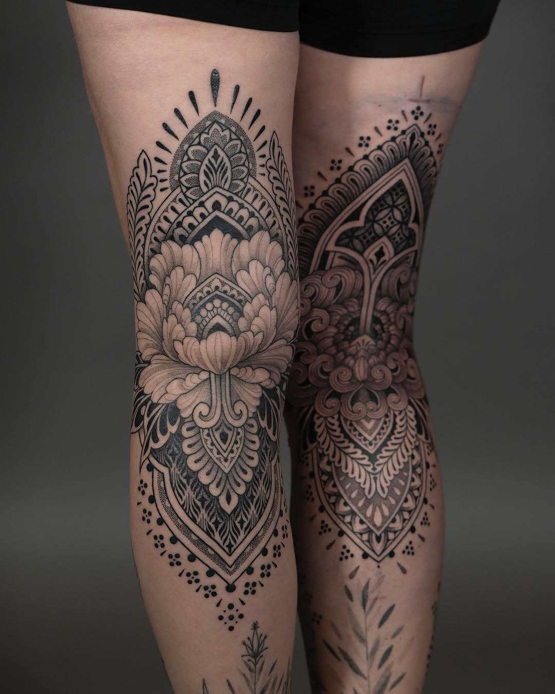 Tatouage Motifs floraux et ornementaux symmetriques avant cuisse — dino_vallely