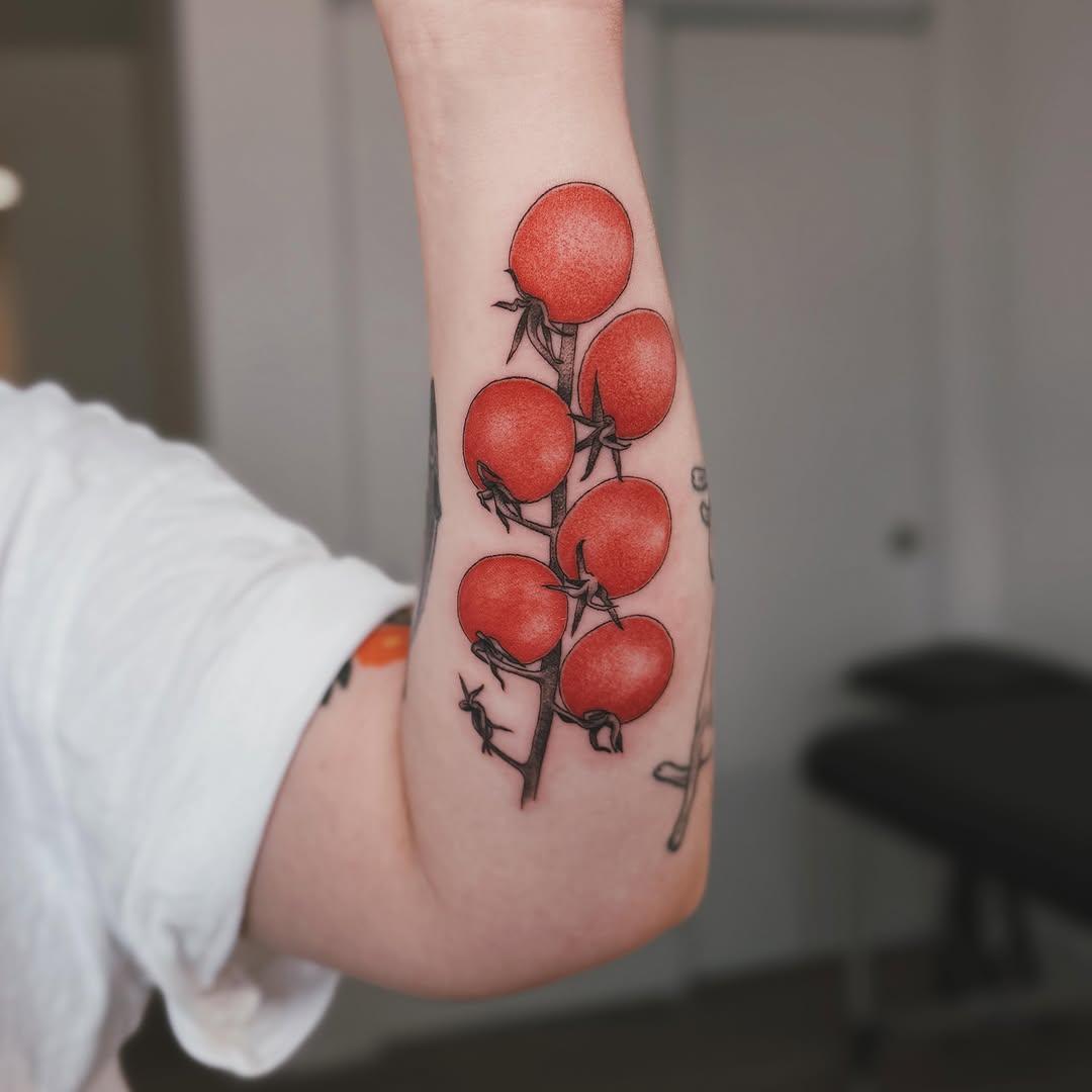 Tatouage Tomates cerises avant-bras — poupeerustre.tattoo