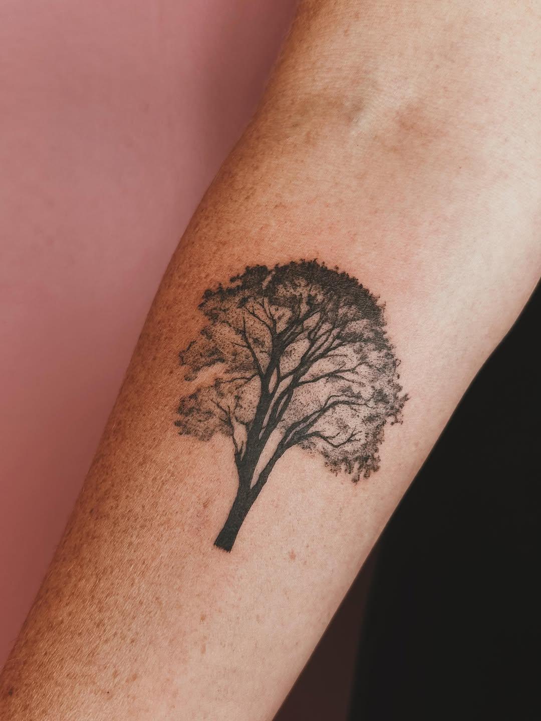Tatouage Arbre dotwork avant-bras — poupeerustre.tattoo