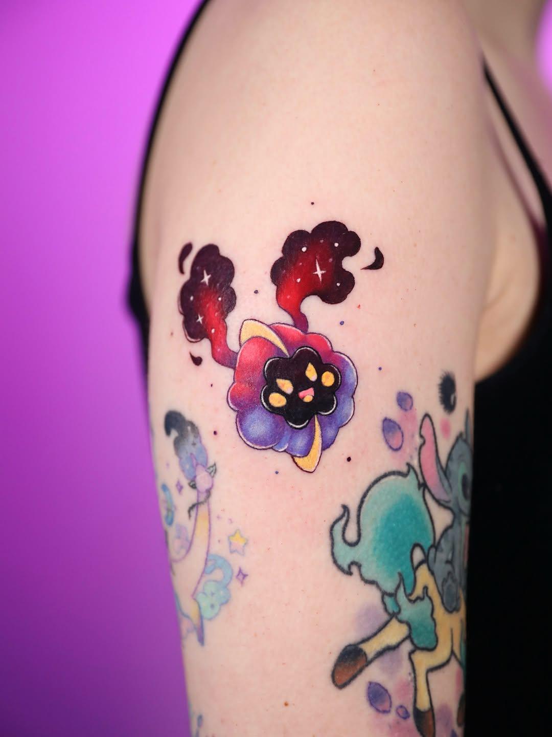 Tatouage Cosmog Pokemon avec étoiles et nébuleuses — kromatique