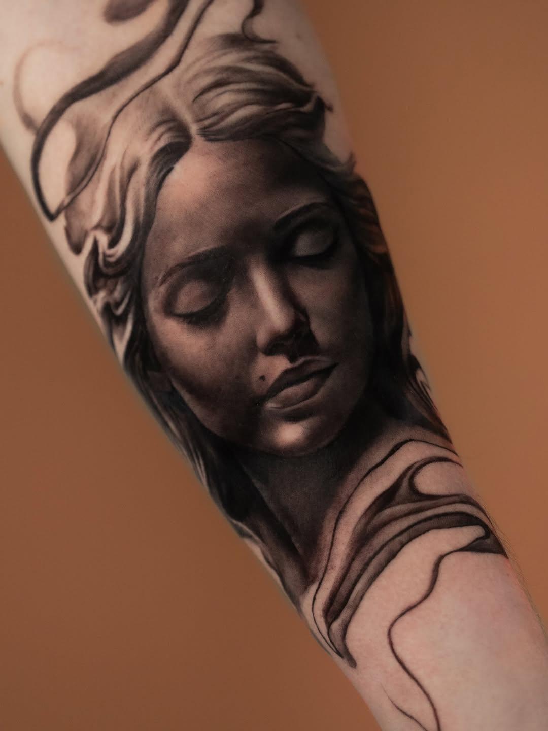 Tatouage Portrait de femme réaliste et fluides abstraits — kromatique