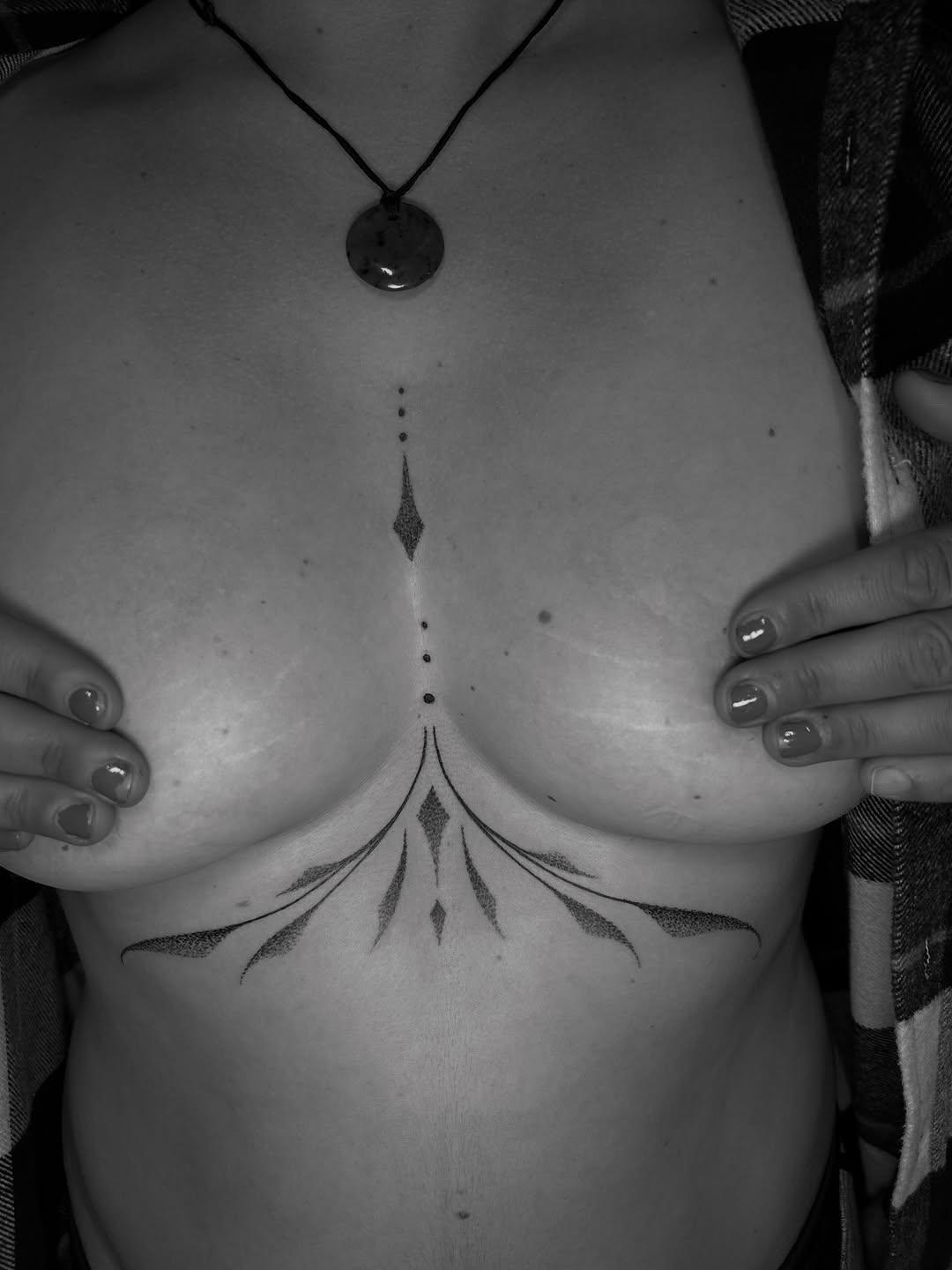 Tatouage Géométrie minimaliste poitrine — steflower_