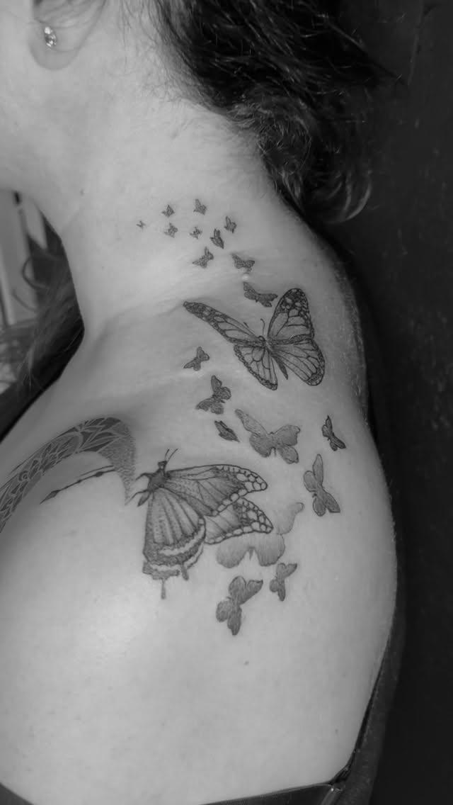 Tatouage Papillon mandala floral épaule — steflower_