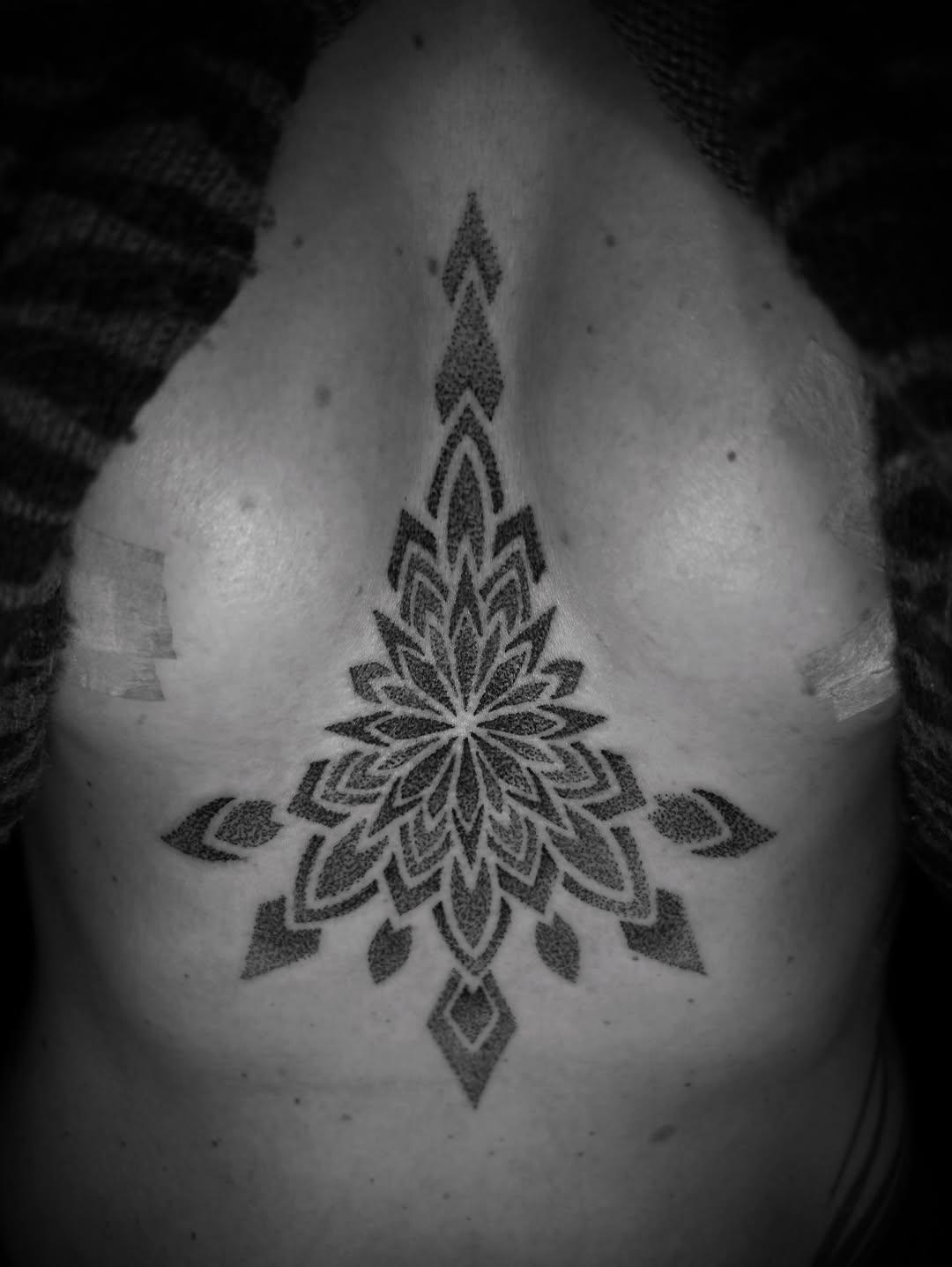 Tatouage Mandala dotwork poitrine — steflower_