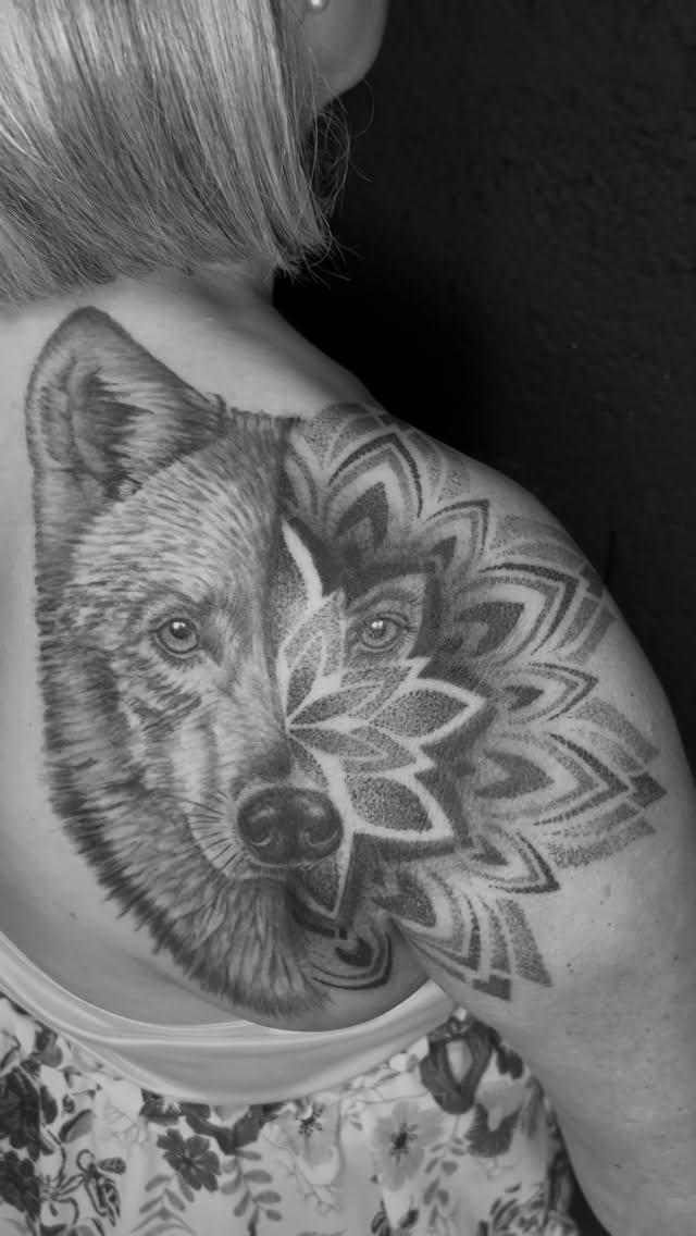 Tatouage Loup mandala dos — steflower_