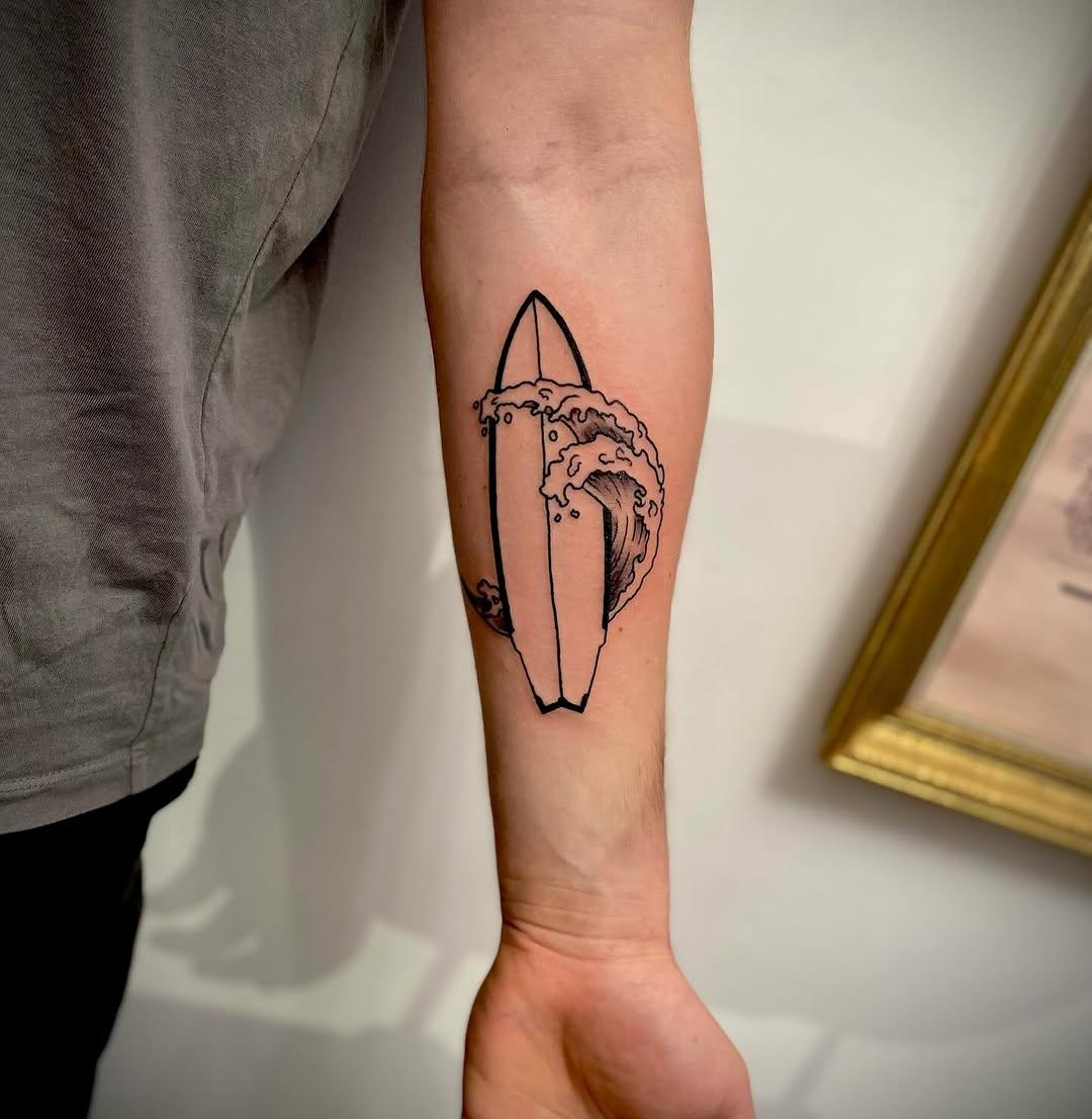 Tatouage Planche de surf et vague — atomik_rennes