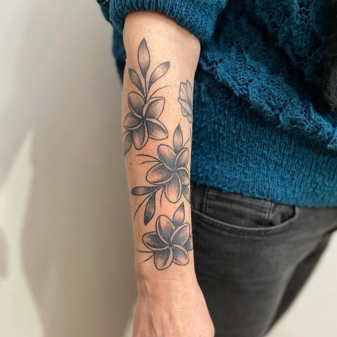 Tatouage Fleurs plumeria — atomik_rennes