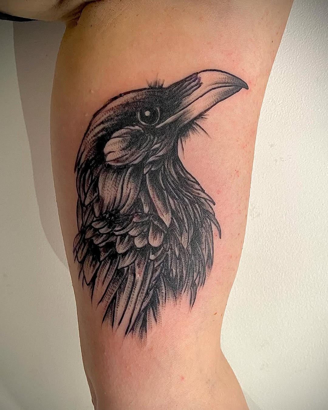 Tatouage Corbeau détaillé — atomik_rennes