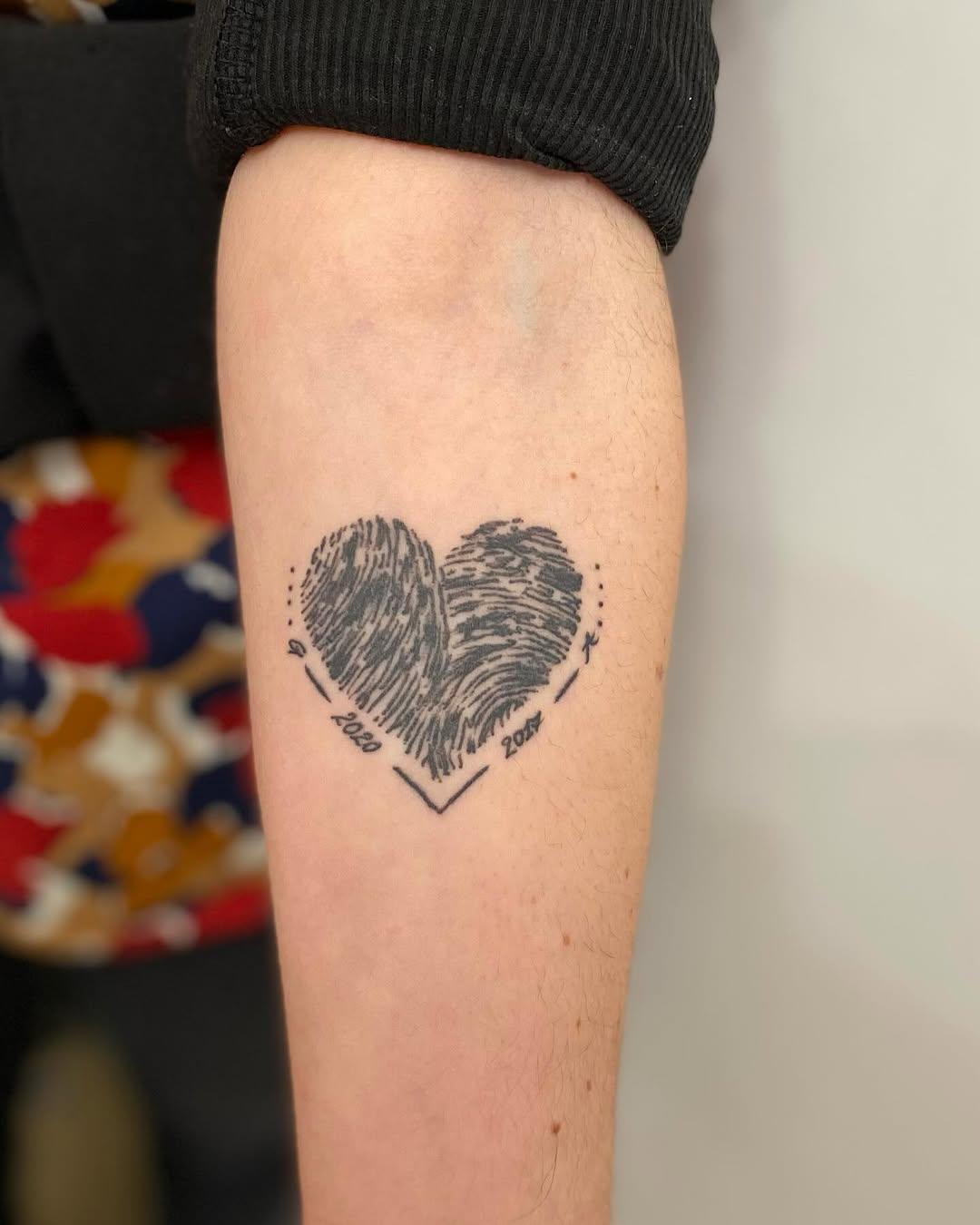 Tatouage Cœur avec empreintes digitales — atomik_rennes
