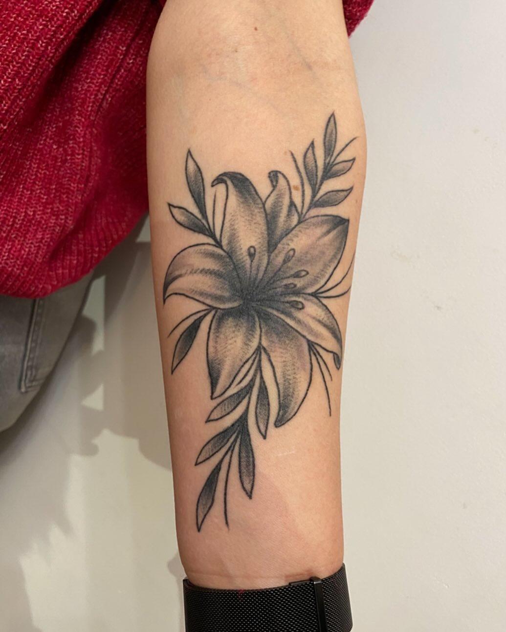 Tatouage Fleur de lys avant-bras — atomik_rennes