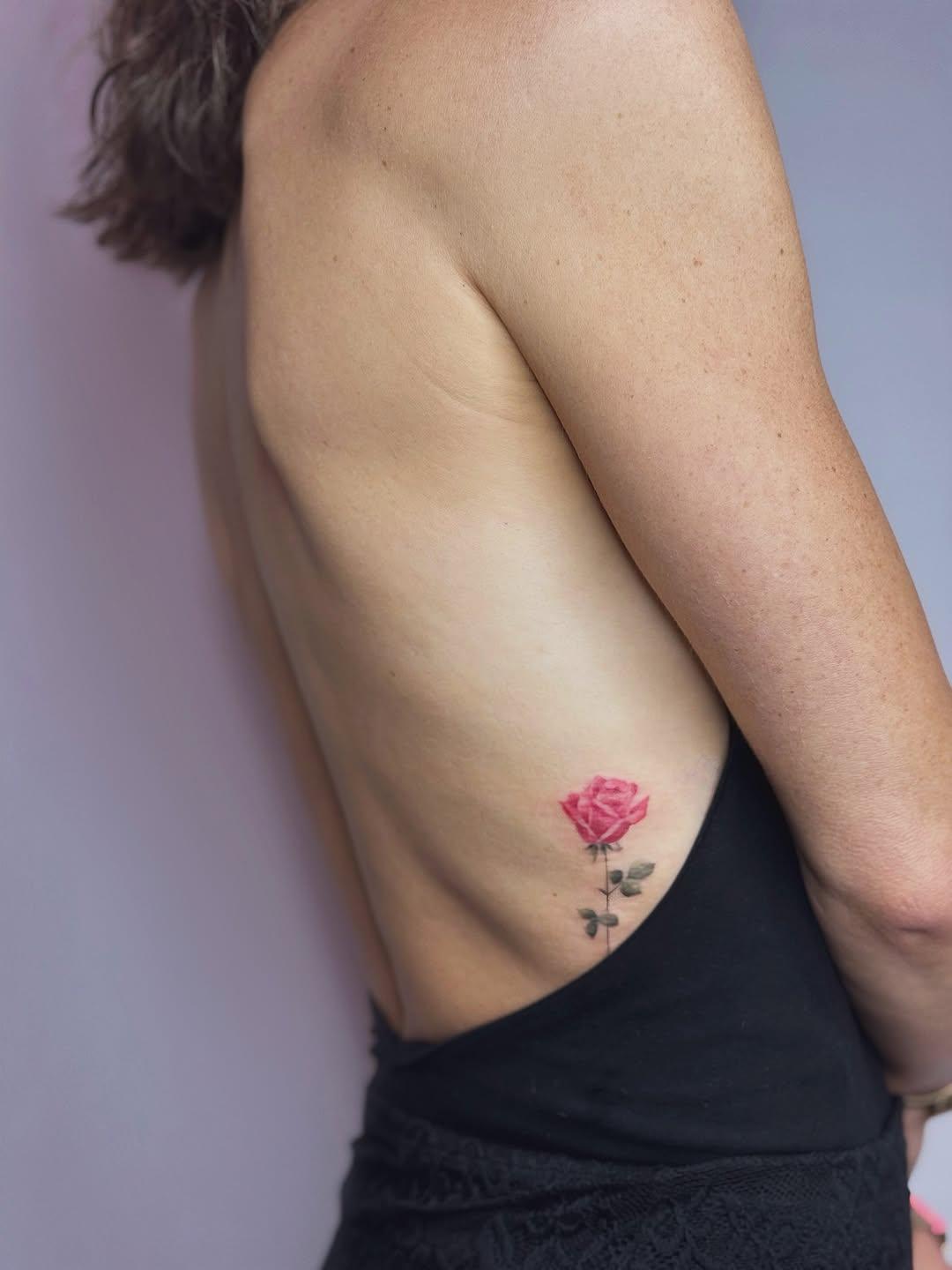 Tatouage Rose rose cuisse — eva_tattooist