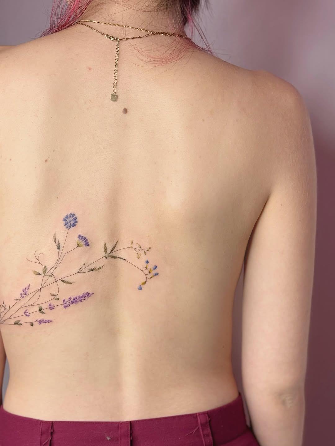 Tatouage Fleur delicate dos — eva_tattooist