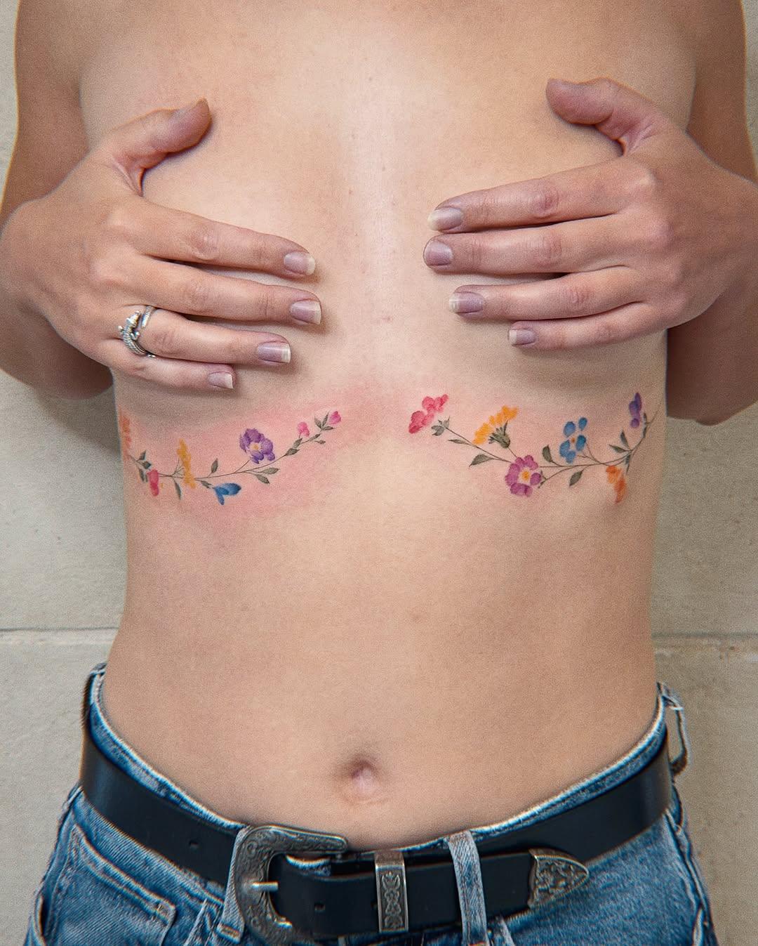 Tatouage Fleurs underboob symetrie — eva_tattooist