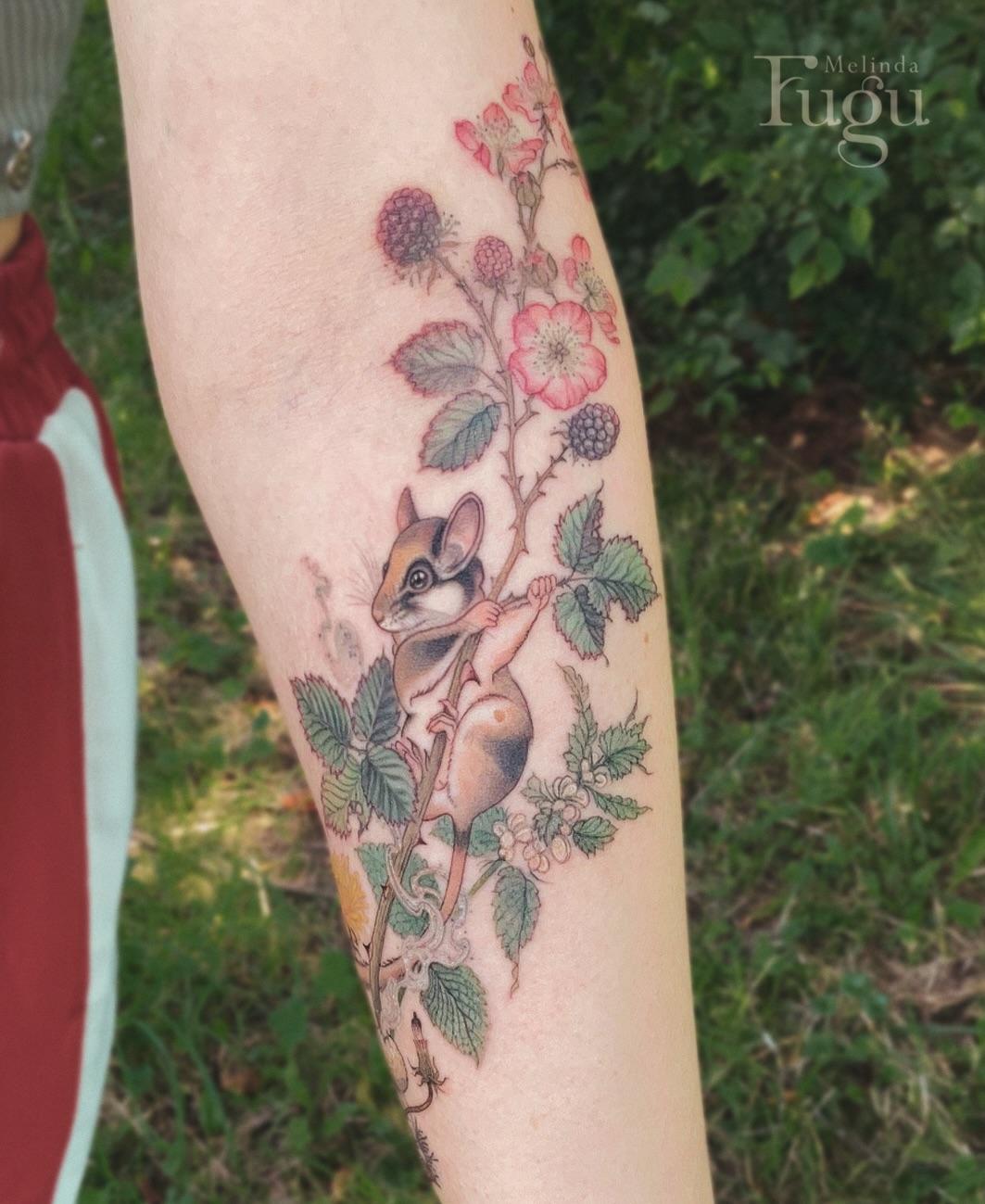 Tatouage Lérot avec mûres et fleurs sauvages — melinda_fugu_tattoo