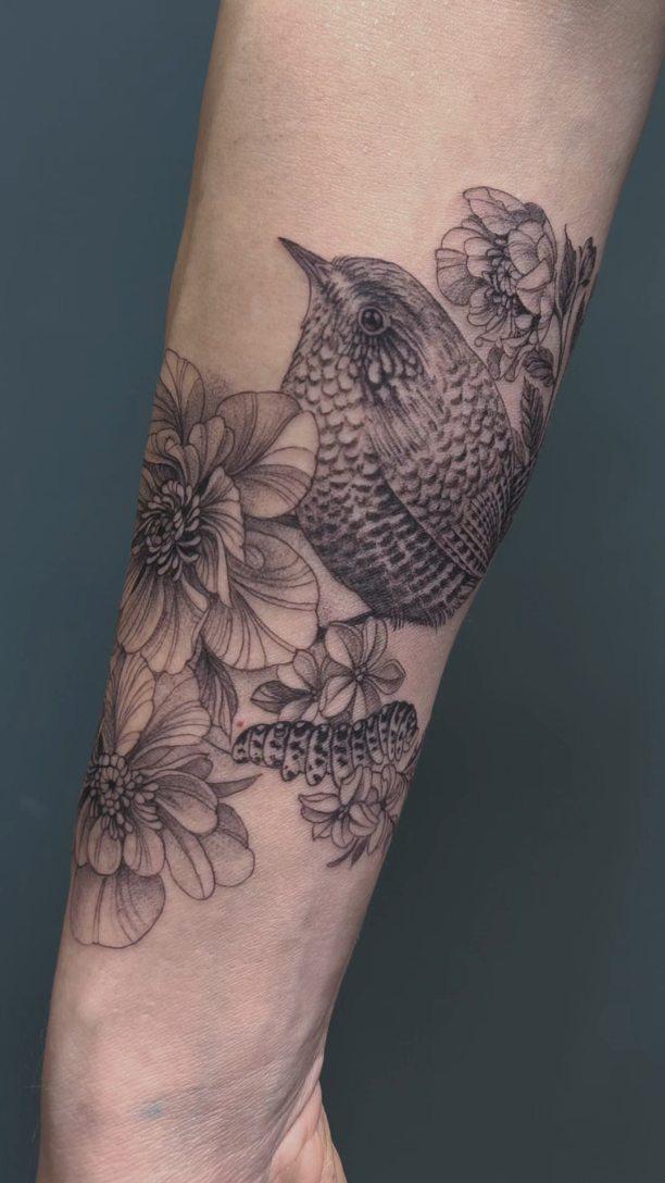 Tatouage Oiseau stylisé avec éléments botaniques — melinda_fugu_tattoo