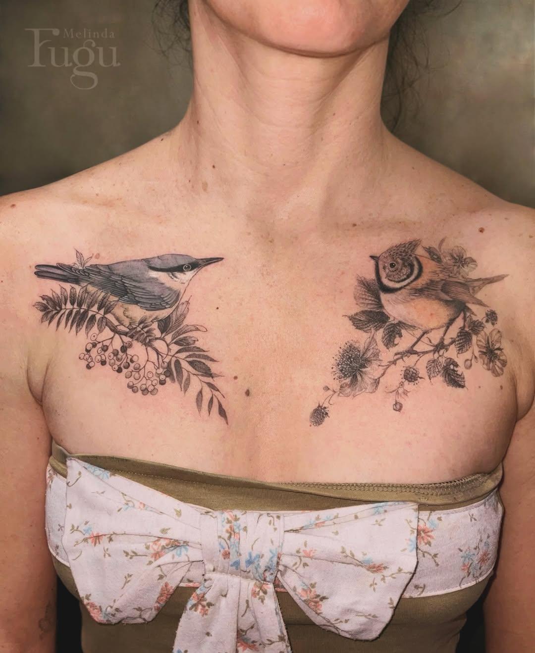 Tatouage Sittelle et Mésange huppée avec botanique — melinda_fugu_tattoo