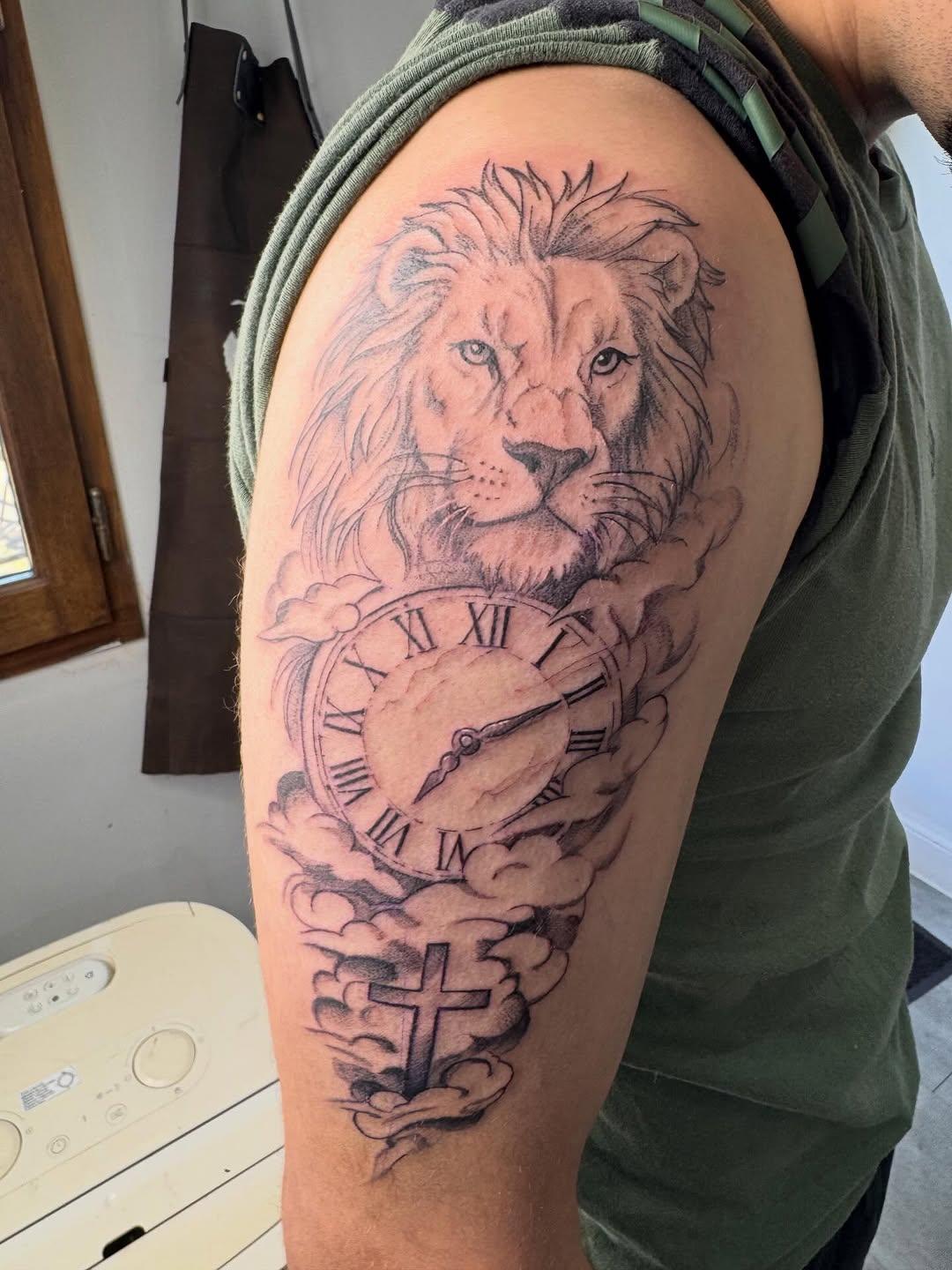 Tatouage lion portrait monochrome bras — tontontatoo_studio151