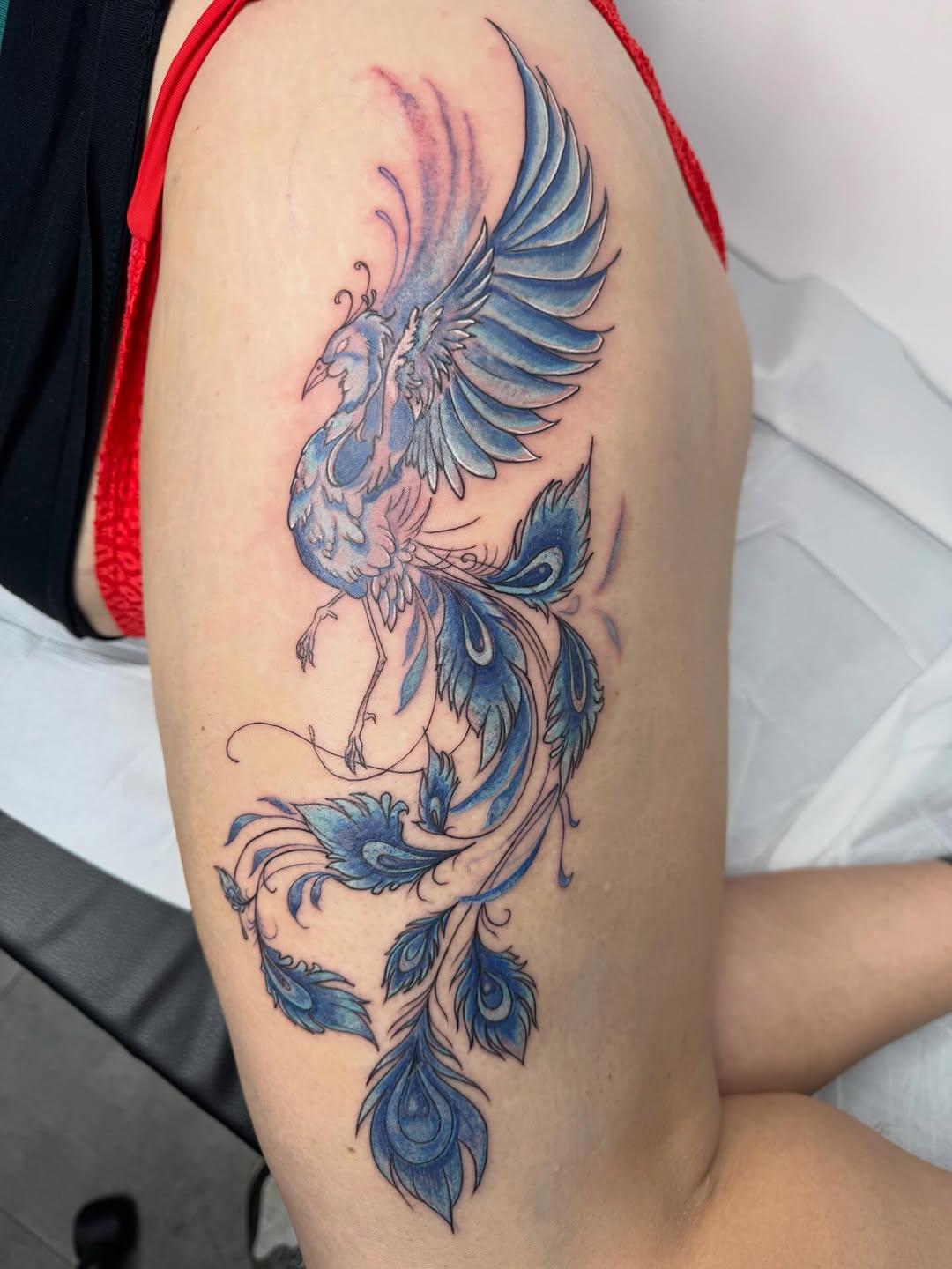 Tatouage phénix coloré cuisse — tontontatoo_studio151