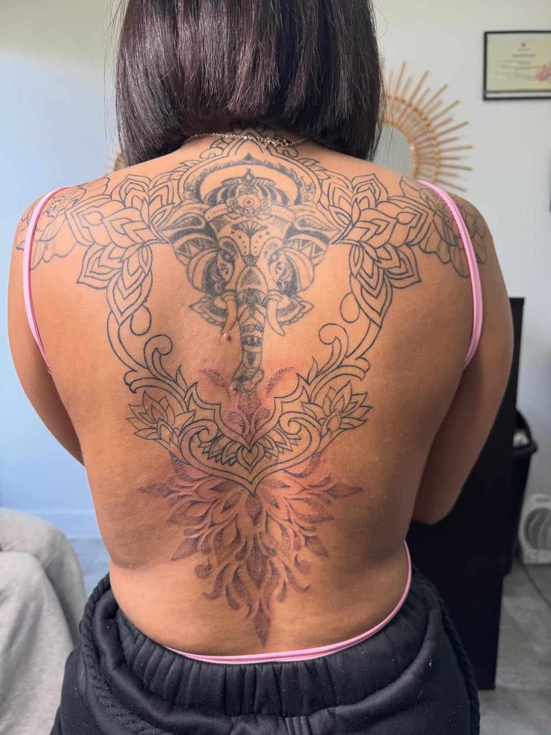 Tatouage dos complet ornementé — tontontatoo_studio151