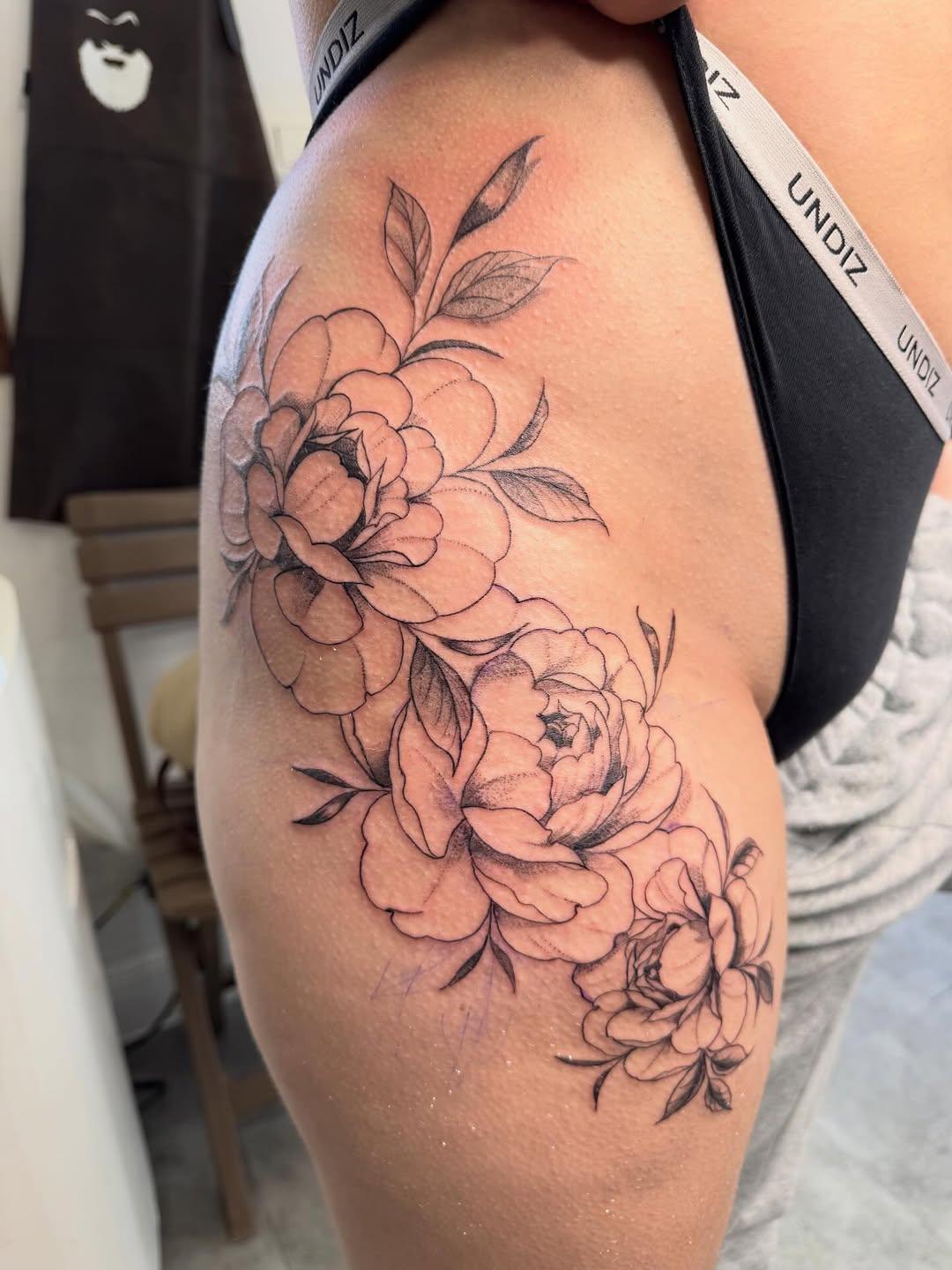 Tatouage roses florales hanche — tontontatoo_studio151