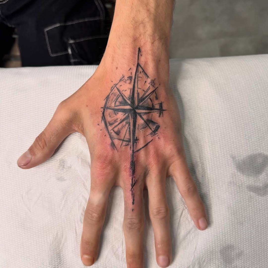 Tatouage rose des vents géométrique main — tontontatoo_studio151