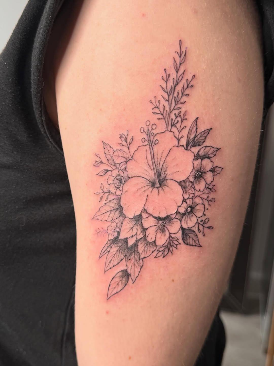 Tatouage fleur botanique jambe — tontontatoo_studio151