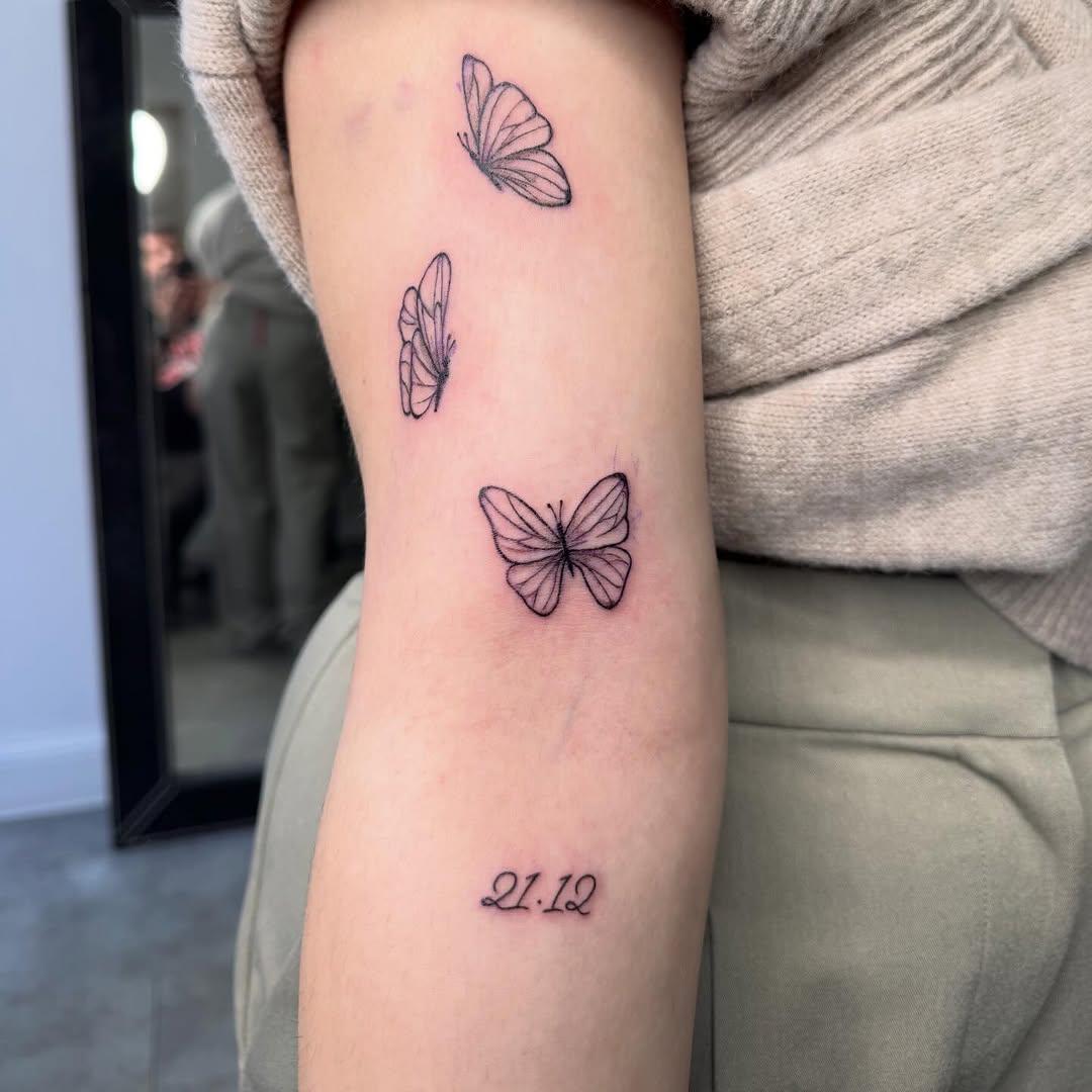 Tatouage papillons multiples avant-bras — tontontatoo_studio151