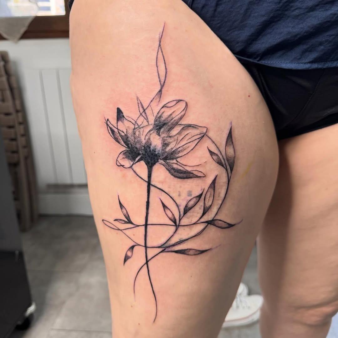 Tatouage fleur noire minimaliste cuisse — tontontatoo_studio151