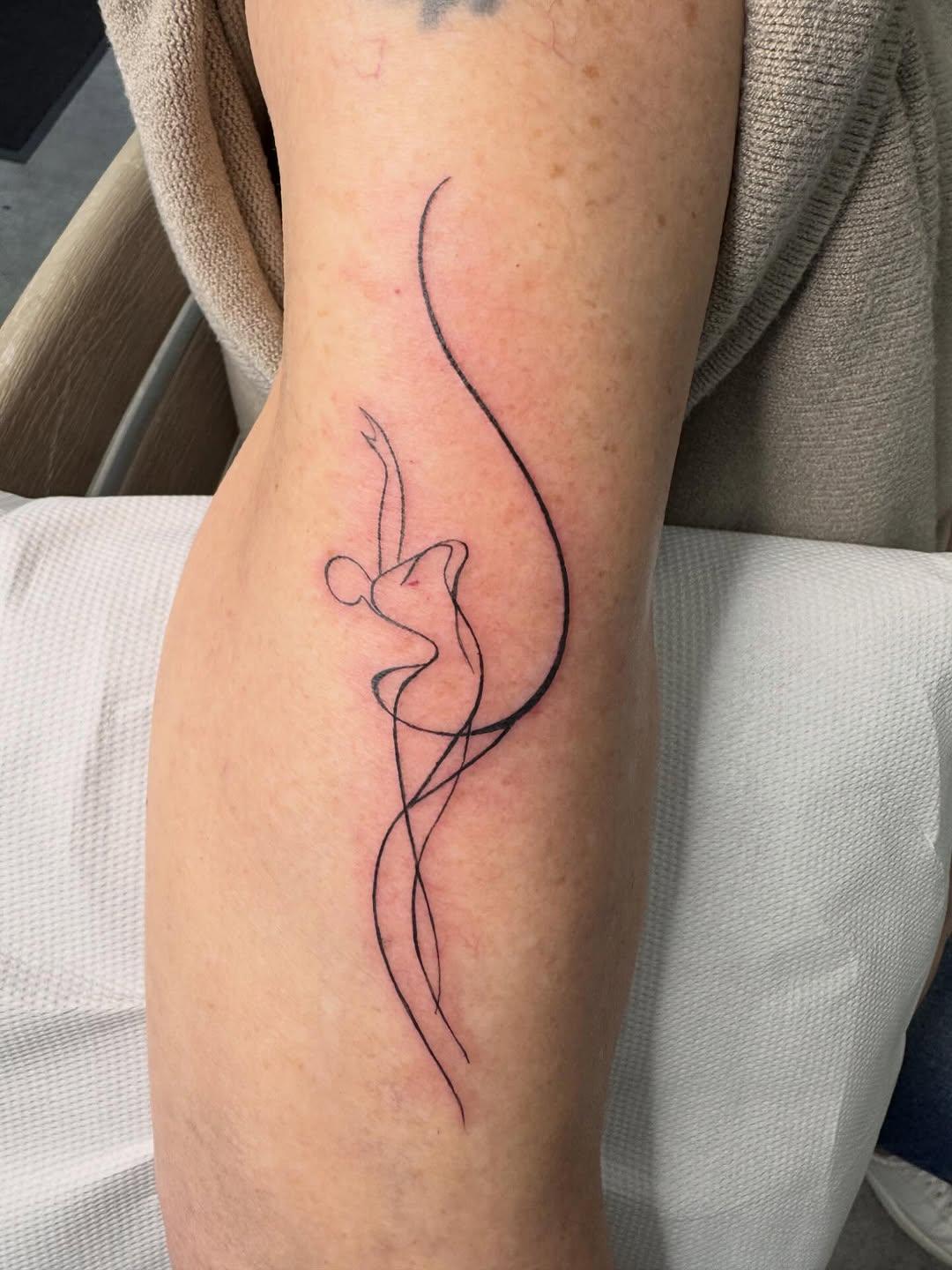 Tatouage danseur minimaliste avant-bras — tontontatoo_studio151