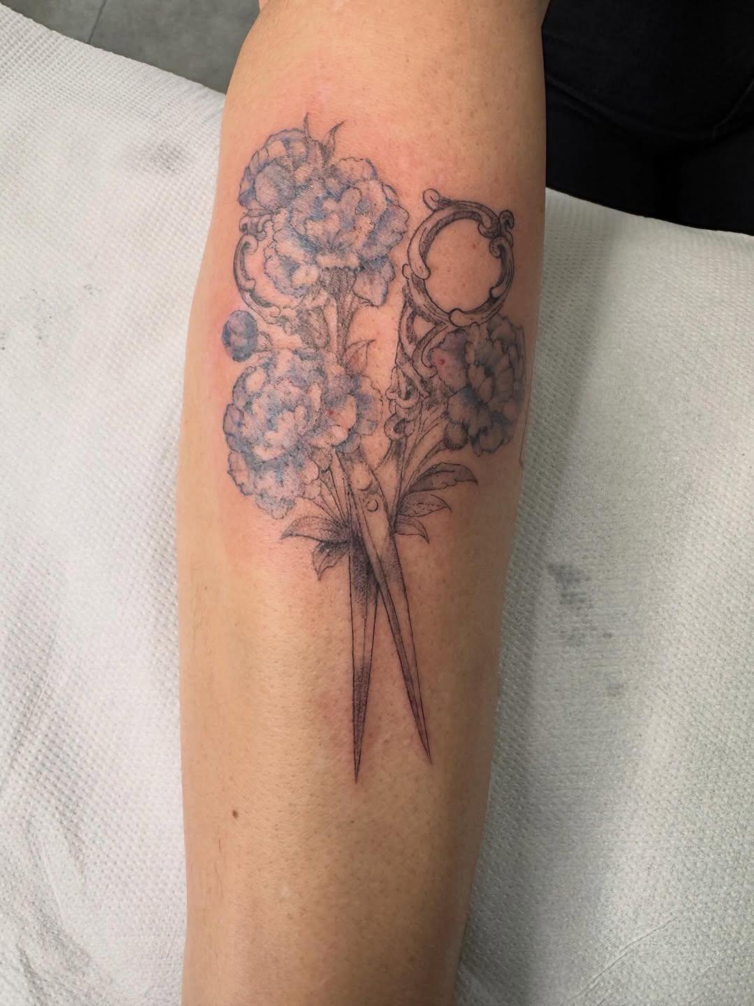 Tatouage ciseaux et œillets bleus avant-bras — tontontatoo_studio151